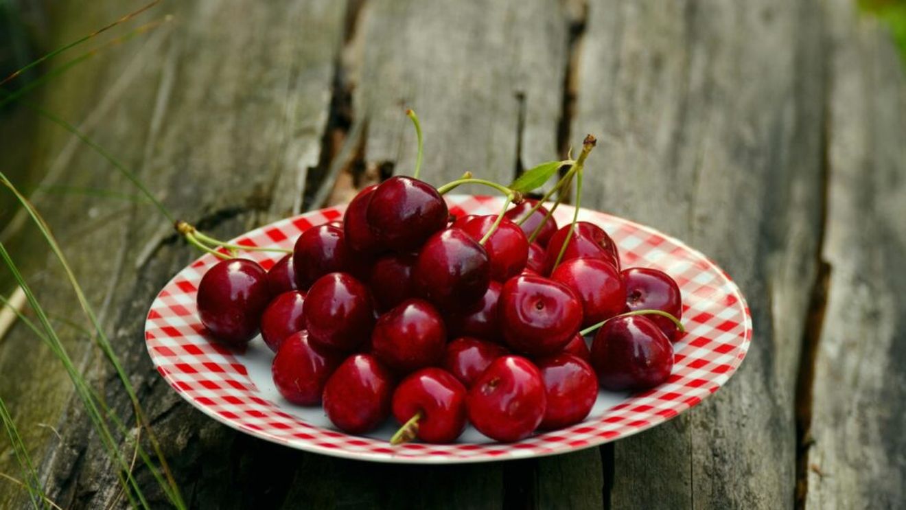 7 motive pentru care este bine să mănânci cireșe