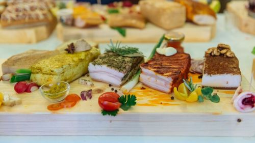 „Slană Fest 2025”: Jumări pregătite la ceaun, gulaș unguresc, degustări de vin și muzică la Cluj-Napoca, între 6 și 9 februarie / Festivalul are loc în trei locații distincte