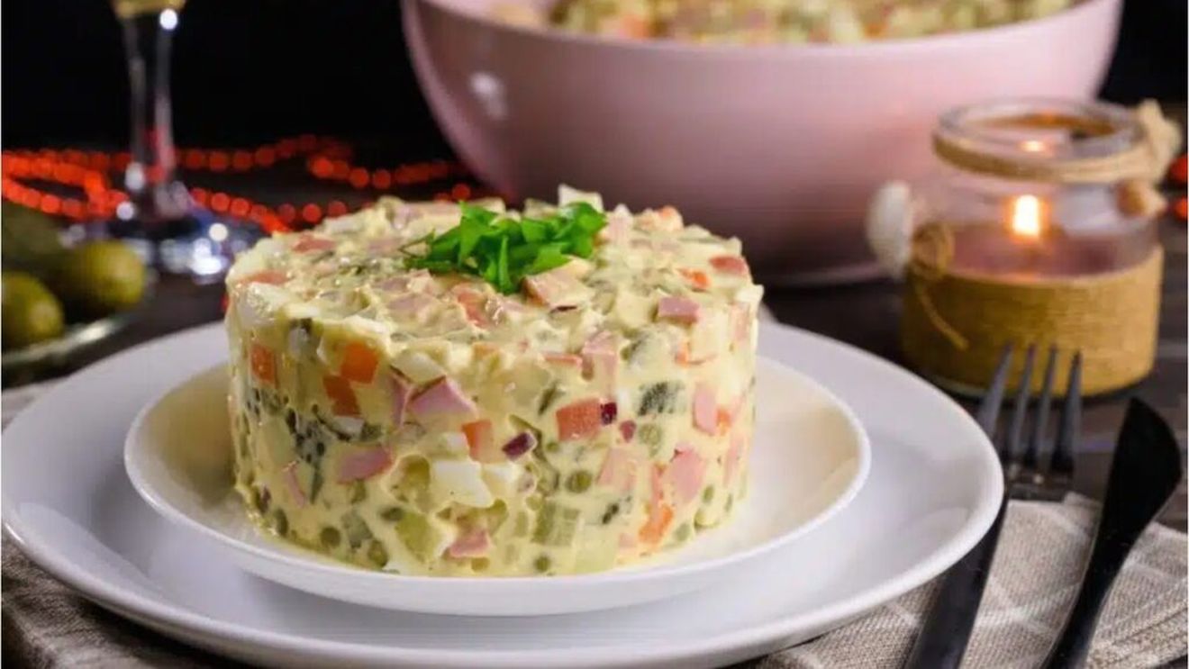 Istoria salatei de boeuf: de la rafinamentul moscovit la inovațiile românești / Povestea sa începe în Rusia anilor 1860, în inima luxosului Hotel Hermitage din Moscova / Preparatul original includea ingrediente sofisticate, precum limbă de vițel, fazan, caviar, crabi sau rață afumată