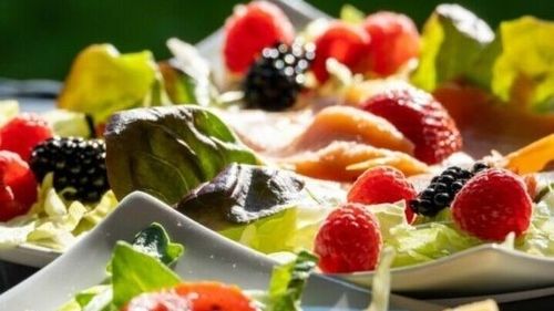 Salată de fructe cu piersici, zmeură, mascarpone, înghețată/ De vară, răcoroasă și rapid de pregătit