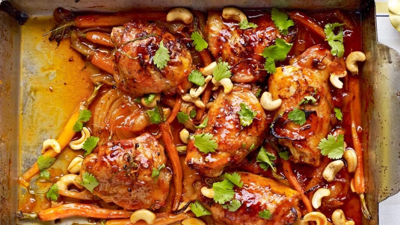 Pui lipicios cu lămâie, morcovi și caju / Rețeta care te va face să îți placă puiul chiar mai mult decât până acum