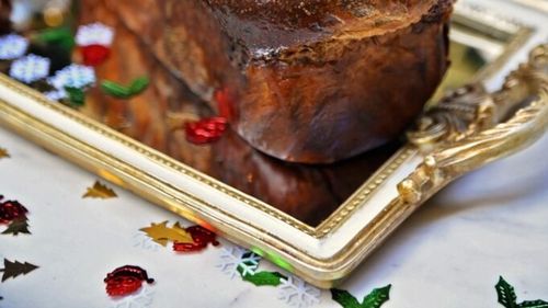 Când a apărut cozonacul pe mesele noastre festive și cum era el la început? Prima mențiune în arealul geografic românesc apare în lucrarea lui Kogălniceanu și Negruzzi și nu avea în compoziție nici zahăr și nici umplutură, ci multe ouă și unt