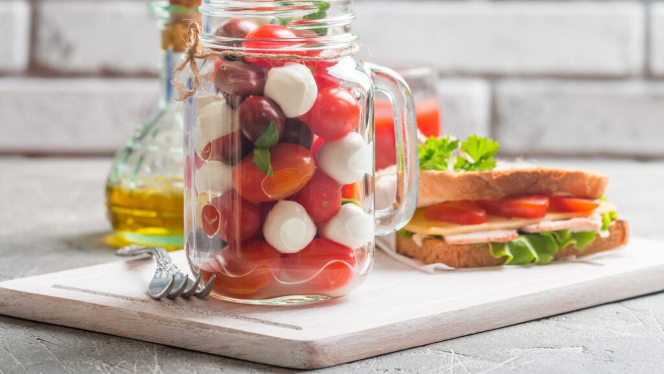 Aperitivul verii care e gata în 10 minute / Salata marinată cu mozzarella și roșii cherry devine și mai gustoasă după ce stă la frigider