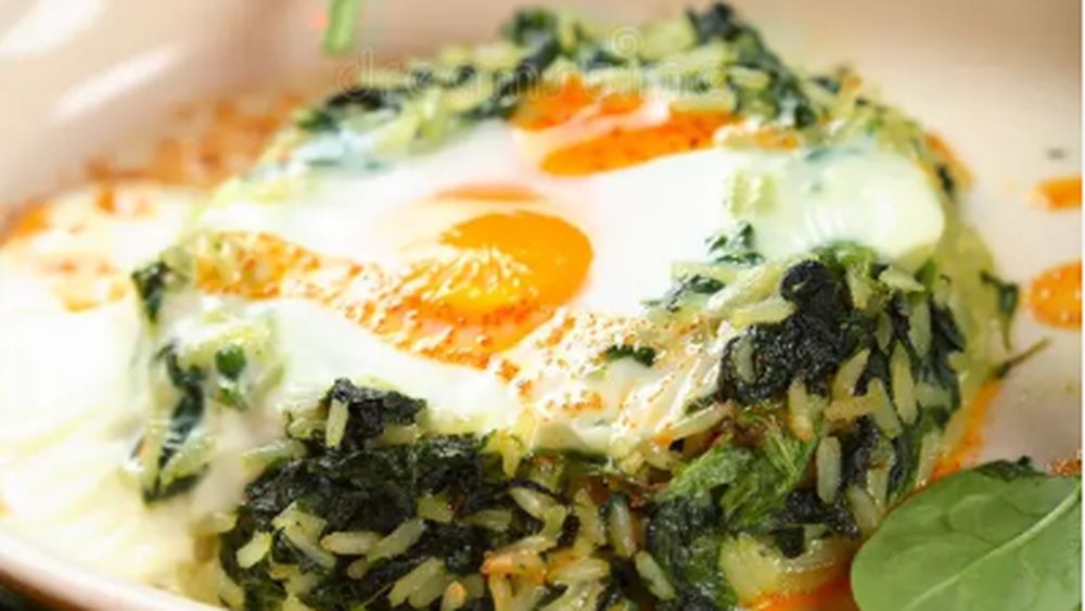 O rețetă grecească simplă: orez cu spanac și ou prăjit. Pentru un gust mai bogat, poți încerca să adaugi și puțină brânză feta