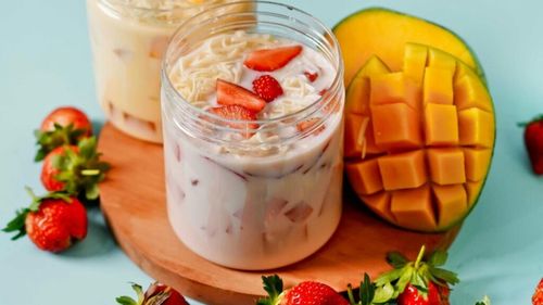 Mic dejun răcoritor de vară: de la iaurt cu mango și curmale uscate, la fructe de sezon și combinații revigorante
