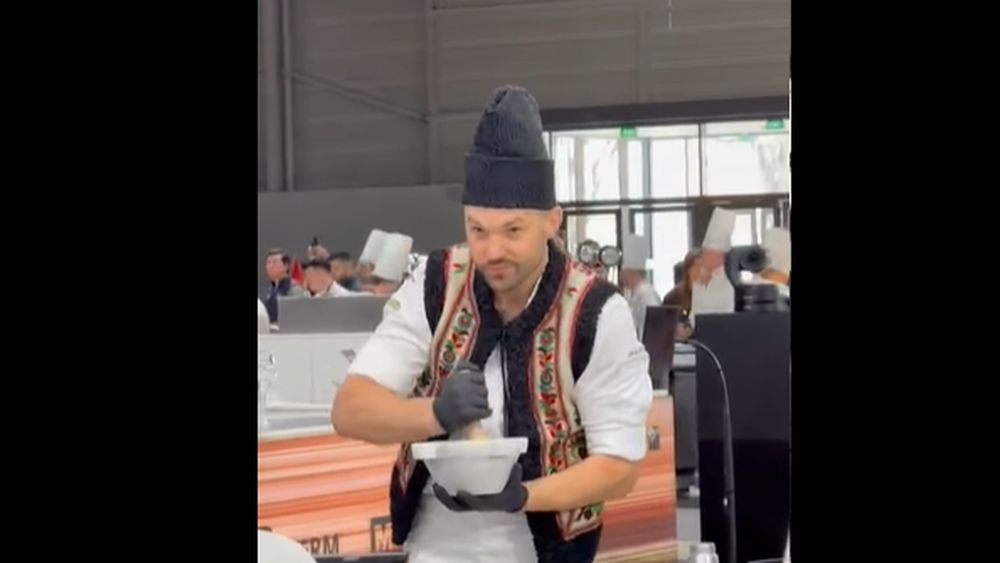 VIDEO | Cum a intrat Chef Vasilică Bejenaru în arena bucătarilor de la Bocuse d’Or / A purtat cu vestă tradițională și căciulă din blană de oaie