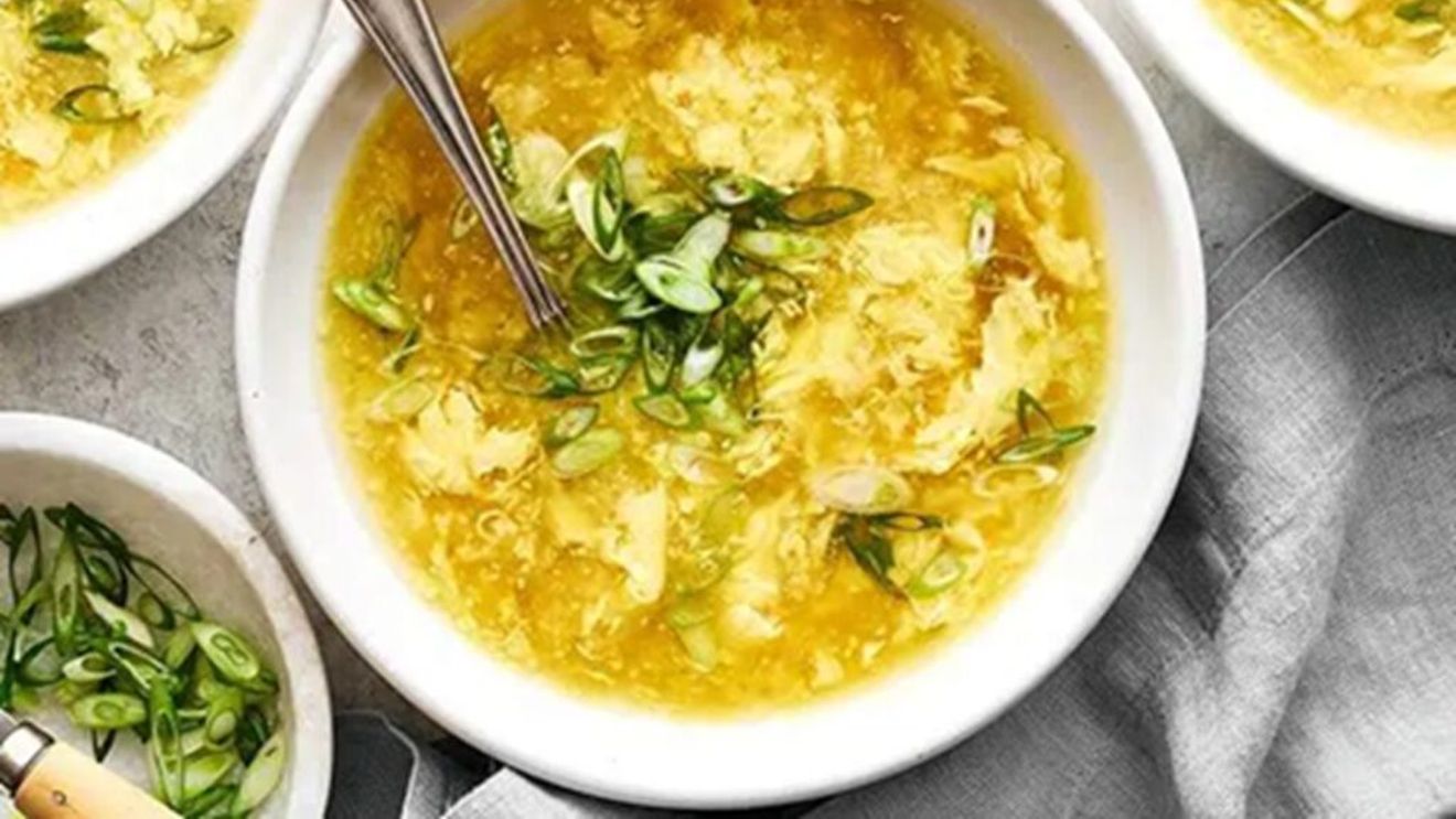 Supa de ouă Egg Drop, pentru o cină cu iz chinezesc / Rețeta inspirată din bucătăria asiatică este foarte ușoară și e gata în doar 15 minute