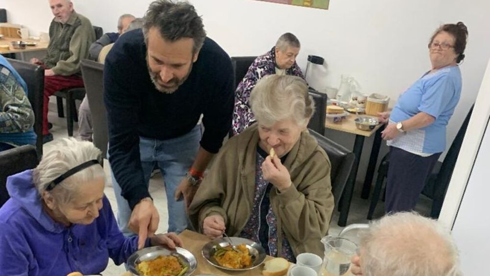 Chef Nicolai Tand a pregătit mâncare pentru bătrânii cazați la un cămin din Maramureș / El a contribuit și la dotarea instituției cu un cuptor performant pentru gătit