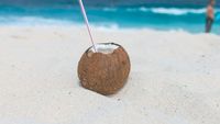 Apa de cocos tinde să nu mai fie doar un produs de nișă în România. Magazin online: Vânzările au crescut cu 318% în această vară / Produsul începe să fie folosit și în deserturile artizanale