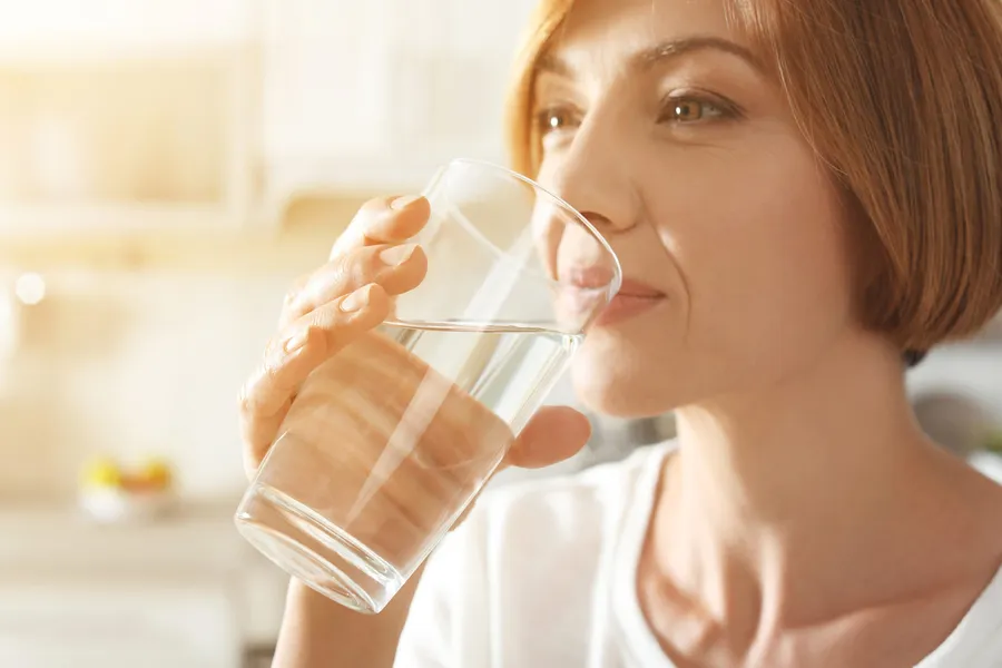hidratare-apa-consum-de-apa-deshidratare-nutritie-sanatate-digestie-rinichi-energie-stil-de-viata-sanatos