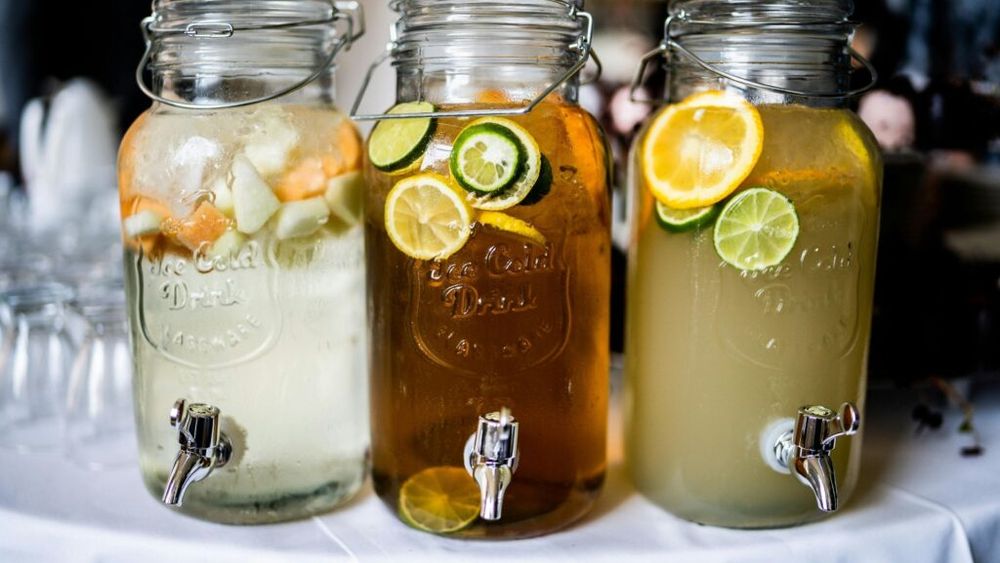 Băuturi răcoritoare, sănătoase și ușor de preparat acasă, recomandate de nutriționiști / De la castravete cu mentă la shake cu granola, toate te pot menține hidratat și revigorat