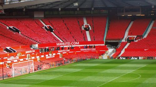 Clubul Manchester United închide cantina de pe Old Trafford și oferă ca alternativă supe și fructe, în cadrul unor măsuri de austeritate care să reducă datoriile de sute de milioane de lire sterline