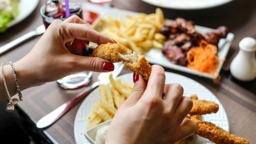 Cum a ajuns puiul de la aliment de bază, să fie respins brusc / „Chicken ick”, trend viral care explică de ce puiul devine greu de tolerat