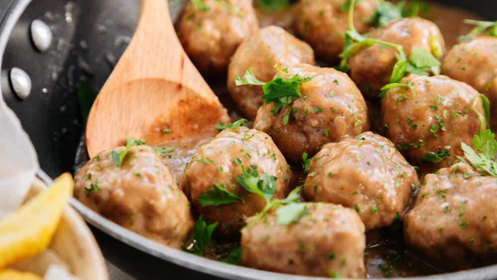 Cină cu buget redus și multă proteină / Chiftele de pui cu sos cremos preparate într-o singură tigaie