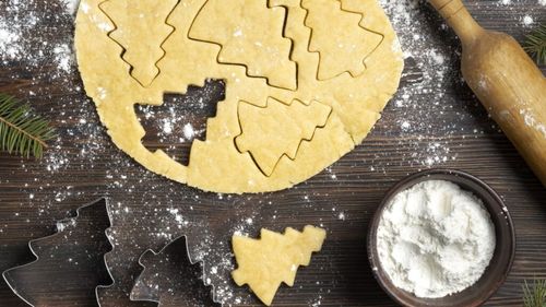 ABC în bucătărie. Cea mai simplă rețetă de aluat fraged, ușor de memorat, cu care poți face fursecuri de Crăciun sau orice fel de tarte. Se poate folosi și pentru preparate dulci, și sărate