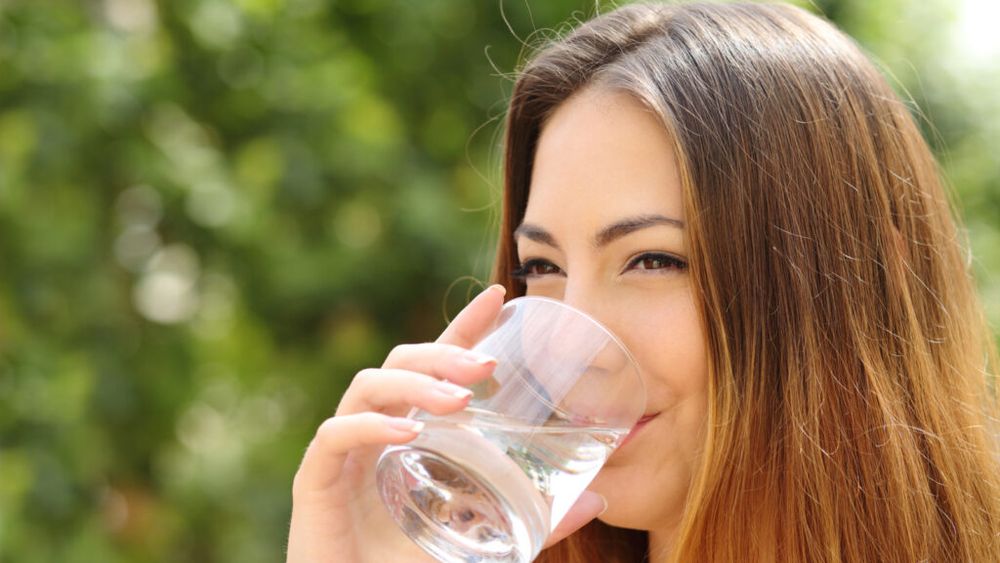 Apa carbogazoasă, aliat pentru digestie? Un nutriționist explică modul în care acest tip de apă poate ajuta la reducerea balonării și îți spune care este momentul potrivit în care să o bei, dar și cantitatea corectă 