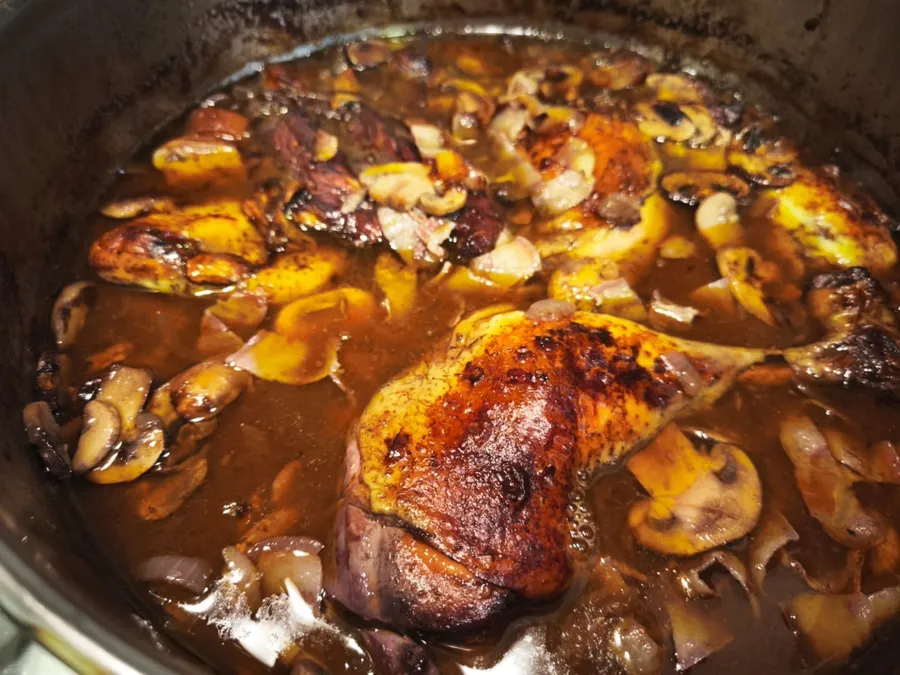 coq au vin este un clasic al bucatariei franceze