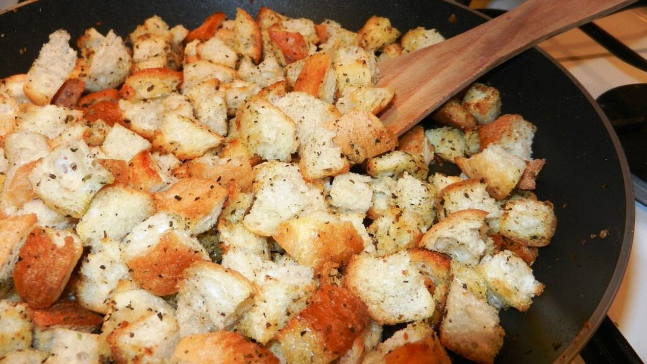 ABC în bucătărie. Cum se fac crutoanele de pâine în tigaie sau la cuptor. Cea mai simplă metodă de refolosire a pâinii