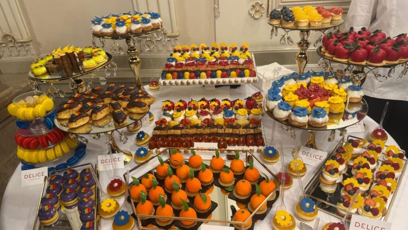FOTO | Macarons, choux și mini-eclere în culorile drapelului României: Cum a arătat candy-bar-ul de la recepția organizată de Ziua Națională la Palatul Cotroceni / Din meniu, au făcut parte și preparate tradiționale, precum sarmale, șuncă sau cârnați