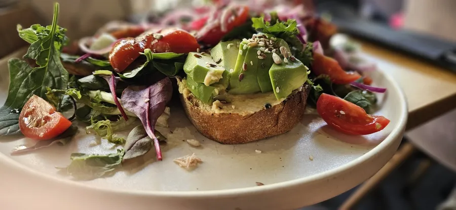 Sandwich delicios cu hummus, avocado, salată și semințe