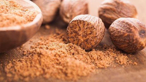 Poate nucșoara să influențeze tensiunea? Între promisiuni, limite științifice și efecte toxice, poate crește libidoul sau reduce durerile articulare / Ce arată cercetările despre beneficiile reale și riscuri