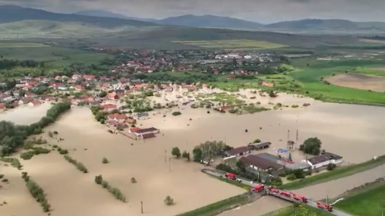 VIDEO / În județul Covasna, apa acumulată de pe urma inundațiilor atinge și 2 metri în unele puncte. Sute de persoane evacuate, case, gospodării și bunuri distruse deși au fost practicate deversări controlate pe terenurile agricole