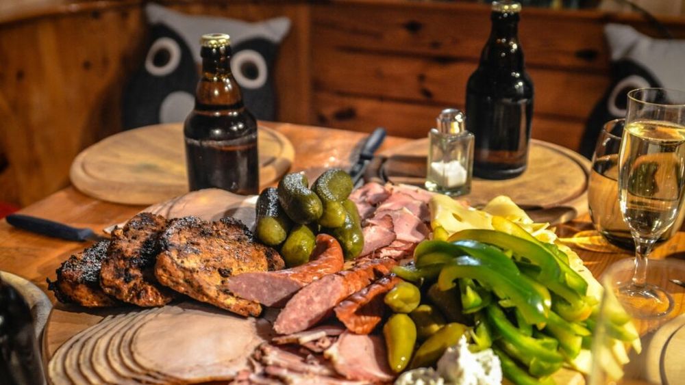 Un bărbat care urma dieta carnivoră a avut un colesterol de 1.000 de unități și a observat un simptom șocant pe mâinile sale/ Bărbatul consuma doar produse de origine animală, inclusiv carne, kilograme de brânză și batoane de unt/ Medicii au decis: dieta mediteraneeană este cea mai sănătoasă