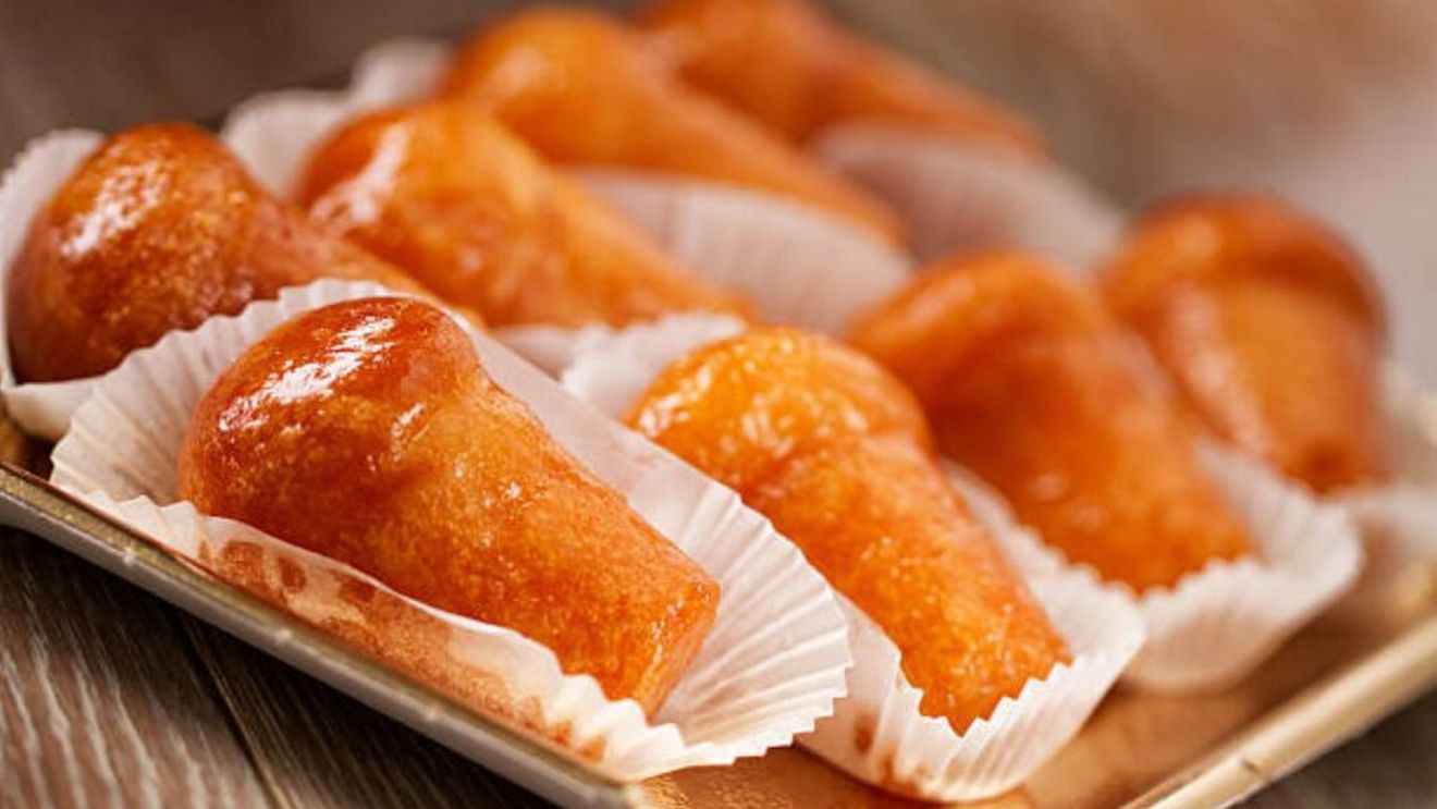 Un alt fel de cozonac, plin de siropuri și arome, originar din Napoli/ Babà din aluat pufos, însiropat cu rom, servit simplu sau cu cremă de vanilie, ciocolată sau frișcă