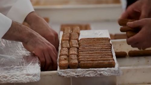 VIDEO | Cel mai lung tiramisu din lume! 100 de chefi italieni au gătit un desert care a măsurat 440 de metri / Recordul mondial a fost doborât la Londra