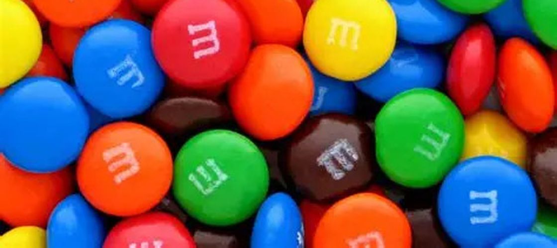 M&M’s renunță temporar la două culori celebre. Revoluția coloranților afectează și cunoscutele bomboane