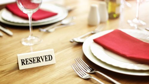 Doi bărbați au fost reținuți după ce polițiștii au descins la un restaurant din Capitală, în urma unui scandal / Incidentul a avut loc în ianuarie, ca urmare a unor neînțelegeri legate de rezervarea unei mese