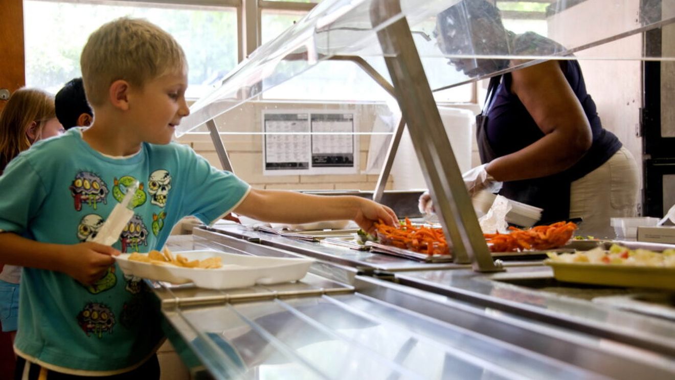 Mai mulți elevi cu nevoi speciale din UK au câștigat un premiu oferit de Jamie Oliver, după ce au creat un meniu fără carne pentru cantina școlii. S-au ocupat inclusiv de cultivarea legumelor