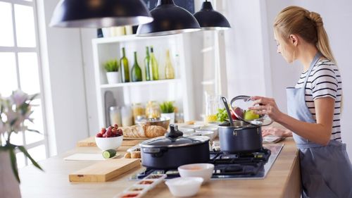 Studiu: 9 din 10 români consideră că mâncarea gătită acasă este mai sănătoasă, iar pentru 80% aceasta este și mai gustoasă / Gătitul este în continuare responsabilitatea femeilor