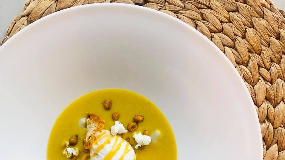 Primul restaurant all vegan din lume care a primit o stea Michelin aparține unei franțuzoaice de 41 de ani, cu studii de arheologie și diplomă de bucătar