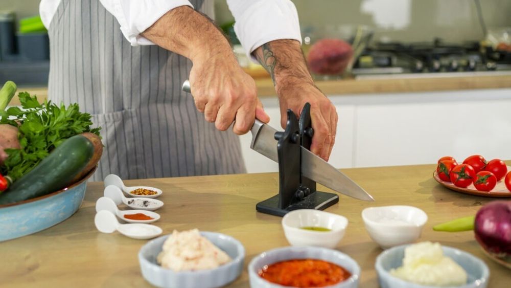 Cât de des ar trebui să ascuți cuțitele, potrivit unui specialist / Care este diferența dintre șlefuirea și ascuțirea unui cuțit de bucătărie