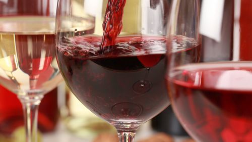 Cercetătorii de la Harvard reanalizează „mitul paharului de vin roșu”. Ce efecte are, de fapt, alcoolul asupra organismului / Peste 60 de boli sunt legate de consum