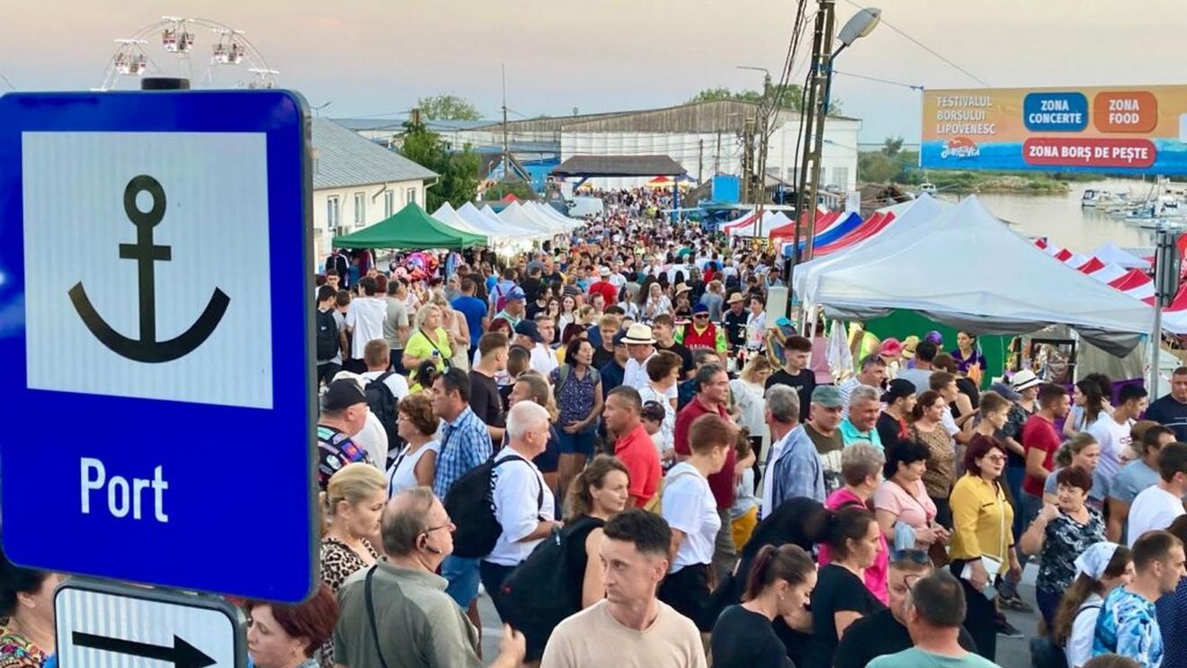 Sute de turiști veniți la Jurilovca pentru un festival care nu a fost organizat în acest an / Primarul acuză informațiile false care au circulat pe internet: „Au întrebat ChatGPT”
