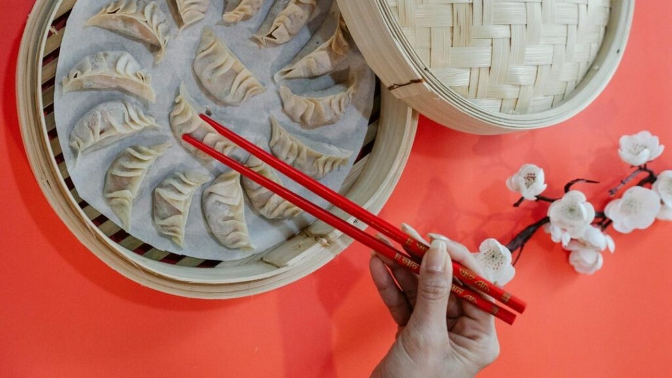 Colțunașii sunt obligatorii, iar celelalte preparate sunt alese după pronunția lor, pentru că anumite sunete sunt asociate cu succesul, prosperitatea și fericirea/ Iată ce mănâncă de Anul Nou chinezii pentru a atrage norocul