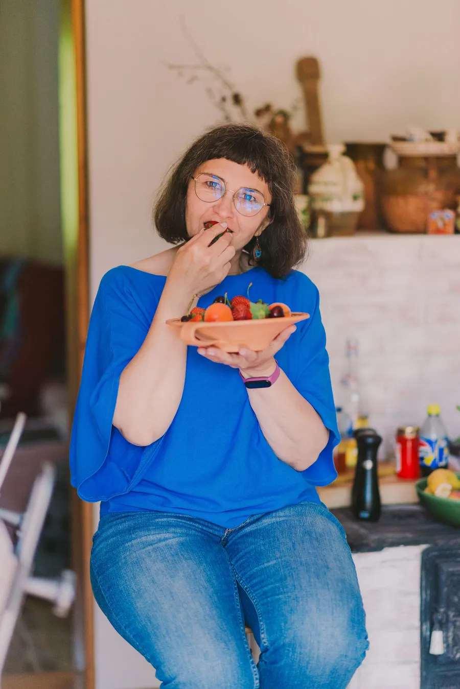 Dana Burlacu Vistiernicu, food blogger și trainer culinar, într-o bucătărie, cu un bol de fructe de sezon