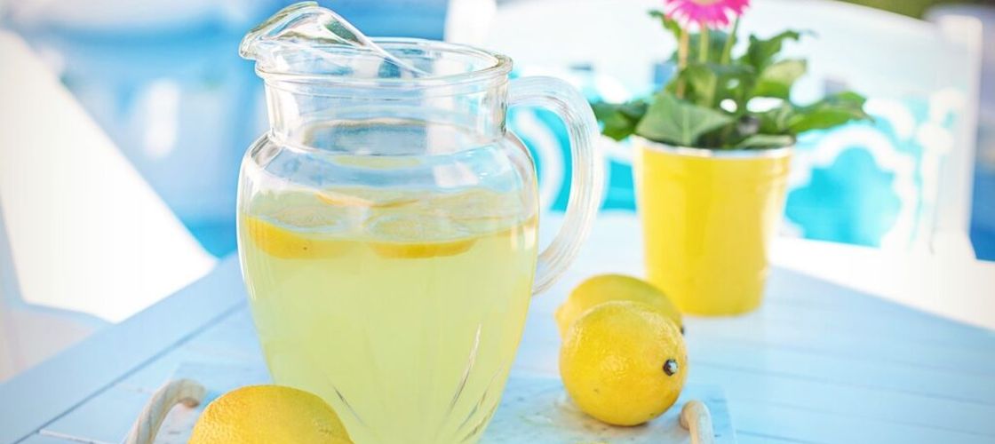 Cea mai simplă rețetă de limonadă cu mentă, fără zahăr. Băutura răcoritoare care poate fi preparată în câteva minute