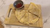VIDEO | 10 lei, 10 minute. Tortilla cu ou și brânză care îți rezolvă micul dejun, prânzul sau cina pentru toată familia