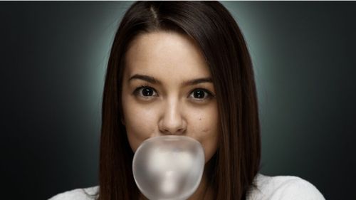 STUDIU | Microplastice eliberate în gură în urma consumului de gumă de mestecat/ Cel mai mare producător mondial nu a avut nicio reacție la solicitarea jurnaliștilor