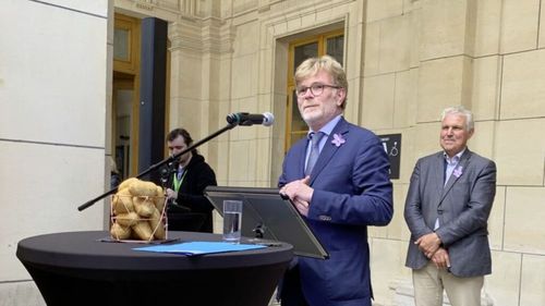 Ziua Internațională a Cartofului, sărbătorită pentru prima oară în istorie / Ministrul francez al Agriculturii a participat la eveniment cu o floare de cartof la costum