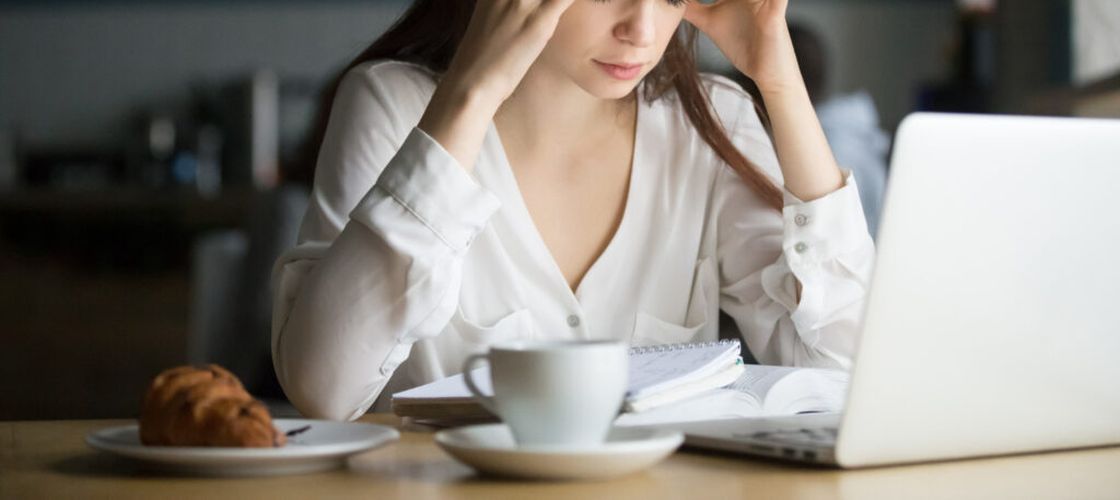 Alimente care pot accentua migrenele/ Neurolog: Dacă suferi de astfel de afecțiuni evită vinul roșu, ciocolata sau brânza maturată 