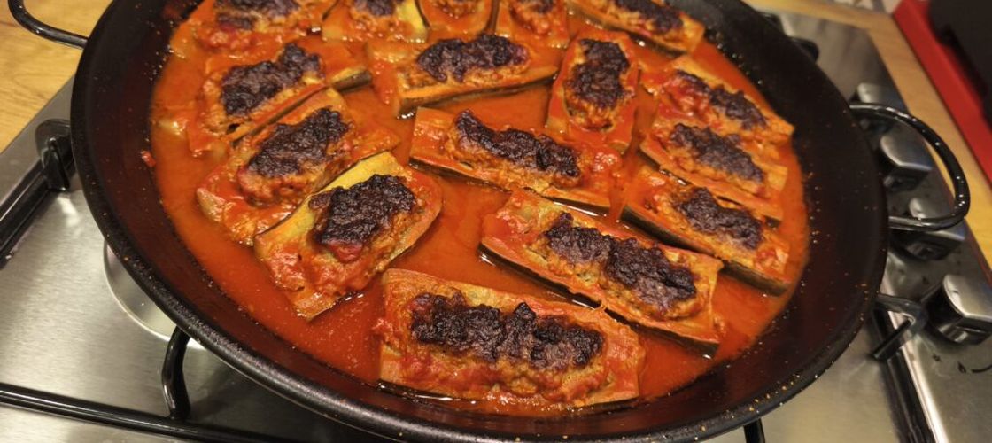 Dovlecei umpluți cu carne și scăzuți la cuptor în sos de roșii. Meniul perfect pentru masa de duminică în familie