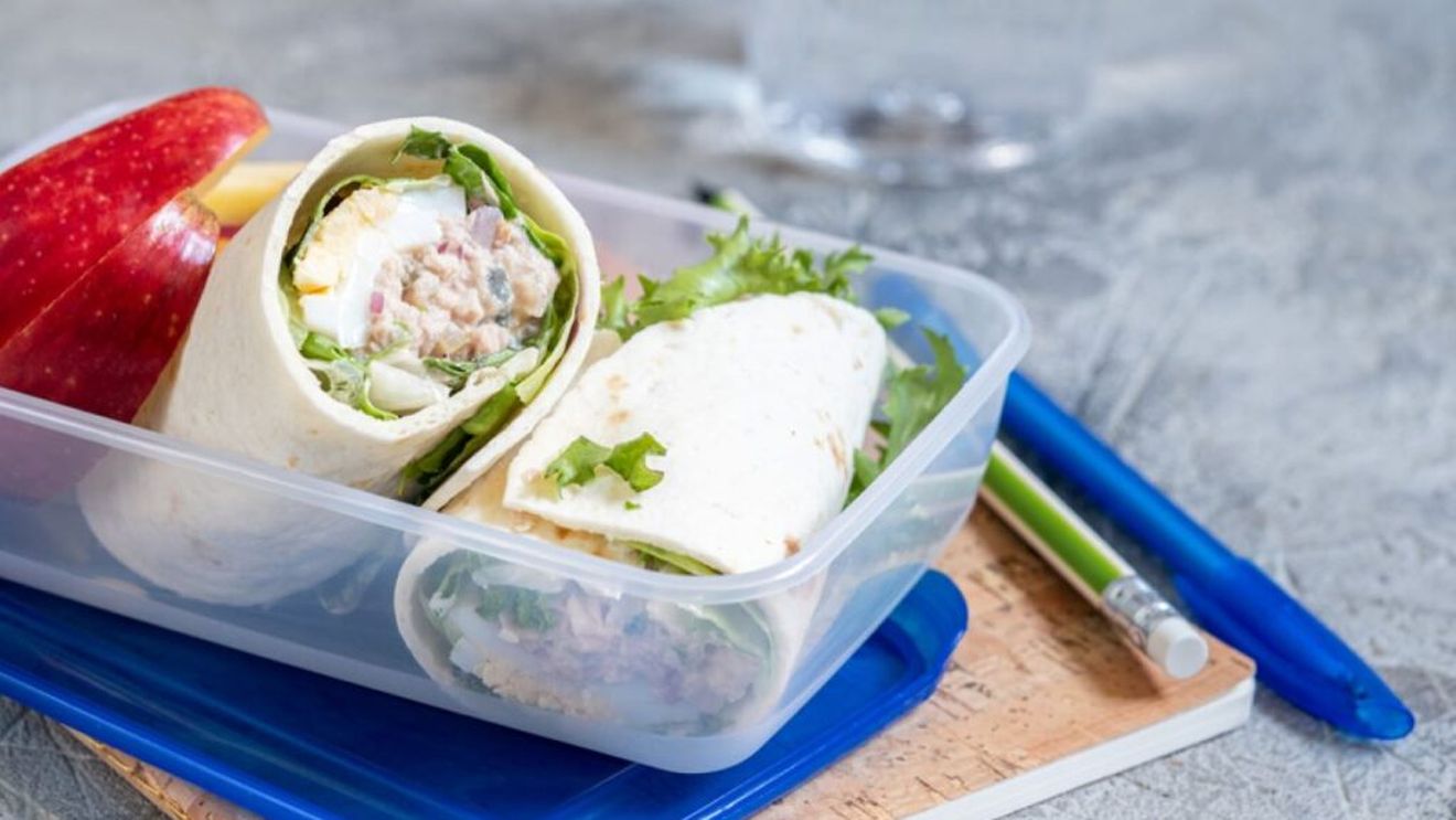 5 idei de lunchbox cu ton. Dacă adaugi carbohidrați sănătoși și legume proaspete, tonul poate fi protagonistul multor mese de prânz comode și echilibrate, la birou
