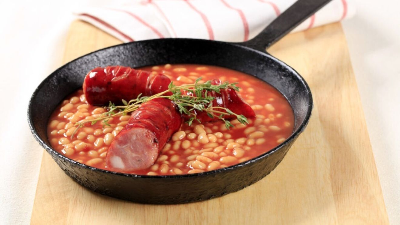 Cât a cheltuit Consiliul Județean Ilfov pe „fasolea cu cârnați” pentru 1 Decembrie/ Achiziția a fost spartă în trei contracte cu încredințare directă