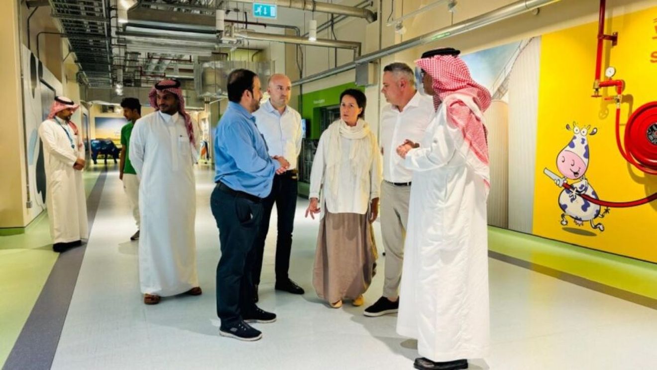 Arabia Saudită, interesată de ”puiul românesc”/Ministrul Agriculturii, Florin Barbu, a vizitat, în țara musulmană, cea mai mare companie de lactate integrată vertical din lume