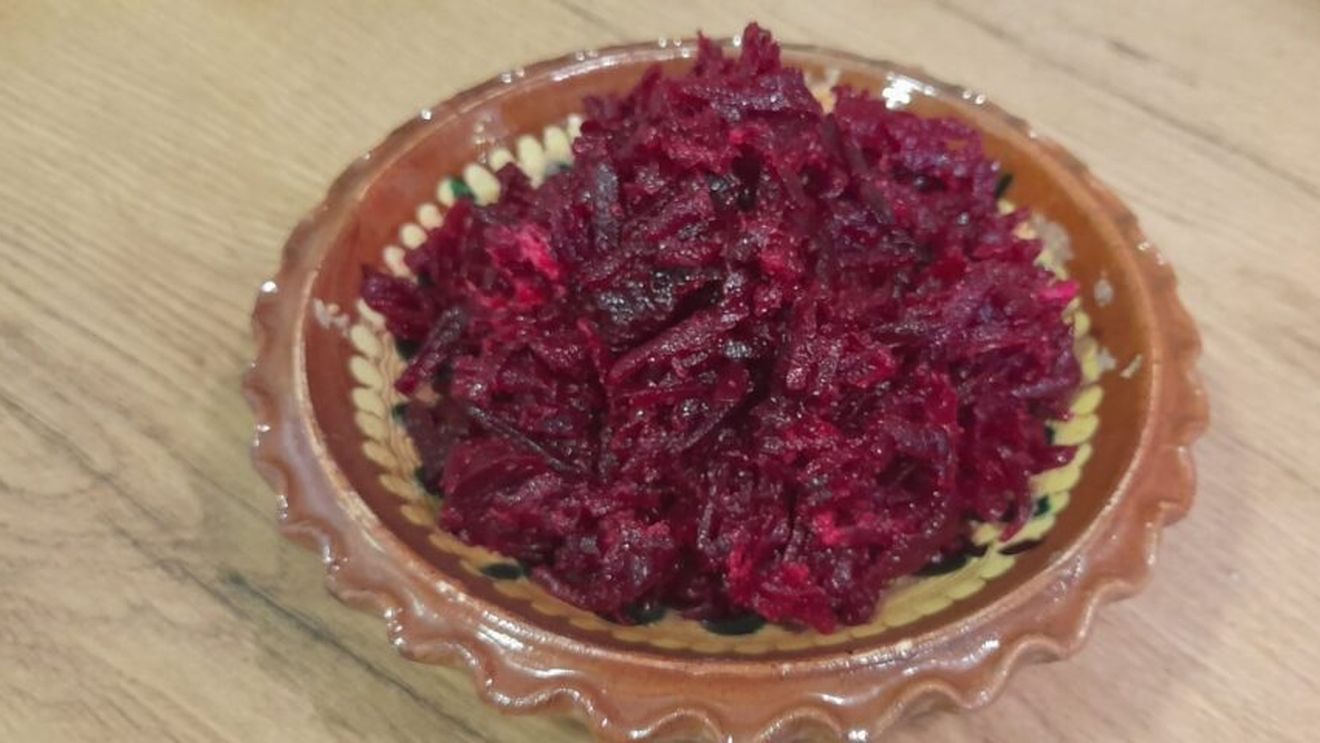 Rețetele Juanitei. Salată de sfeclă cu hrean. Dulceața sfeclei este contrabalansată de iuțeala hreanului și gustul acru al oțetului
