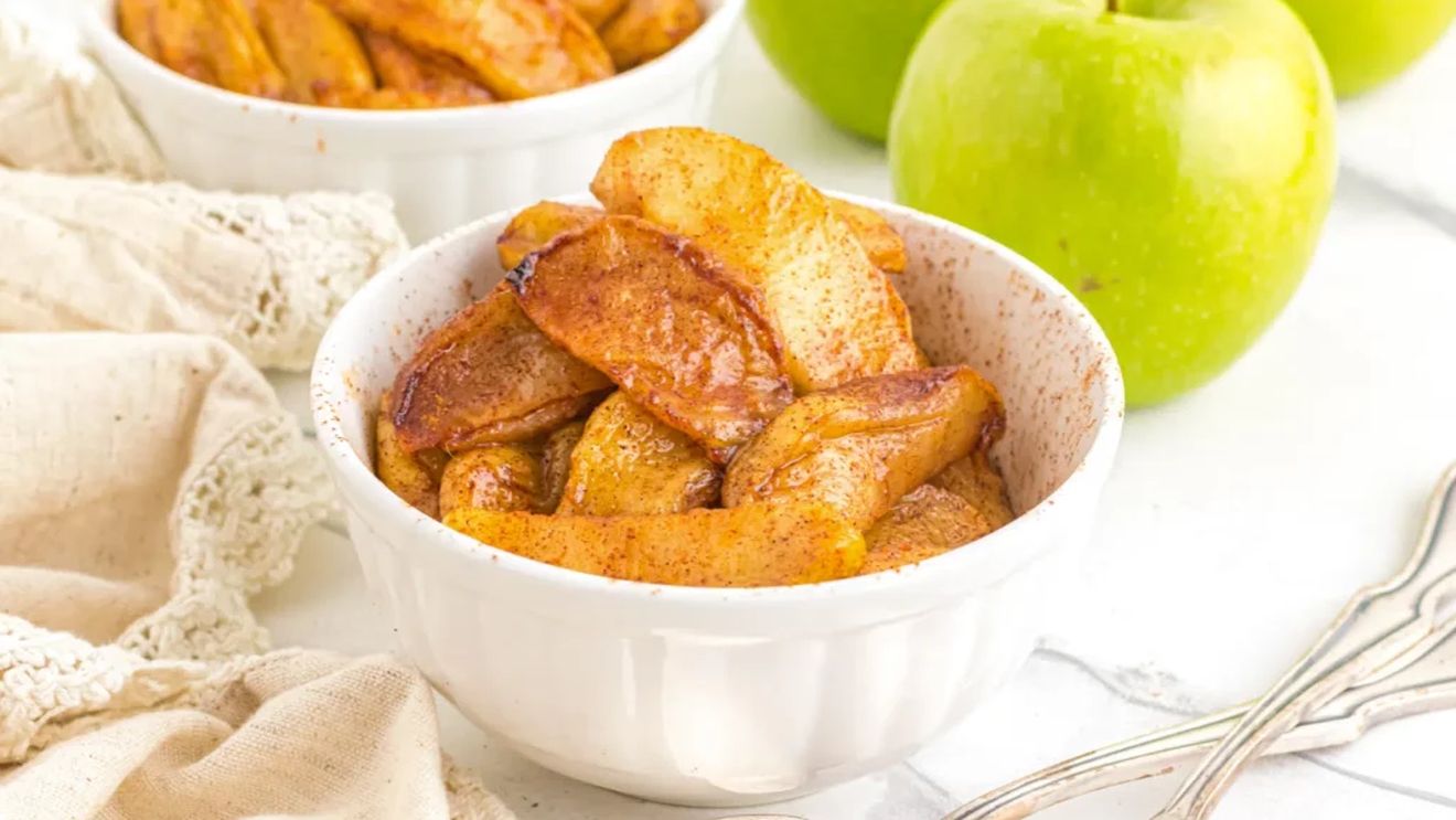 Ceva dulce. Mere caramelizate în air fryer, cu aromă de scorțișoară